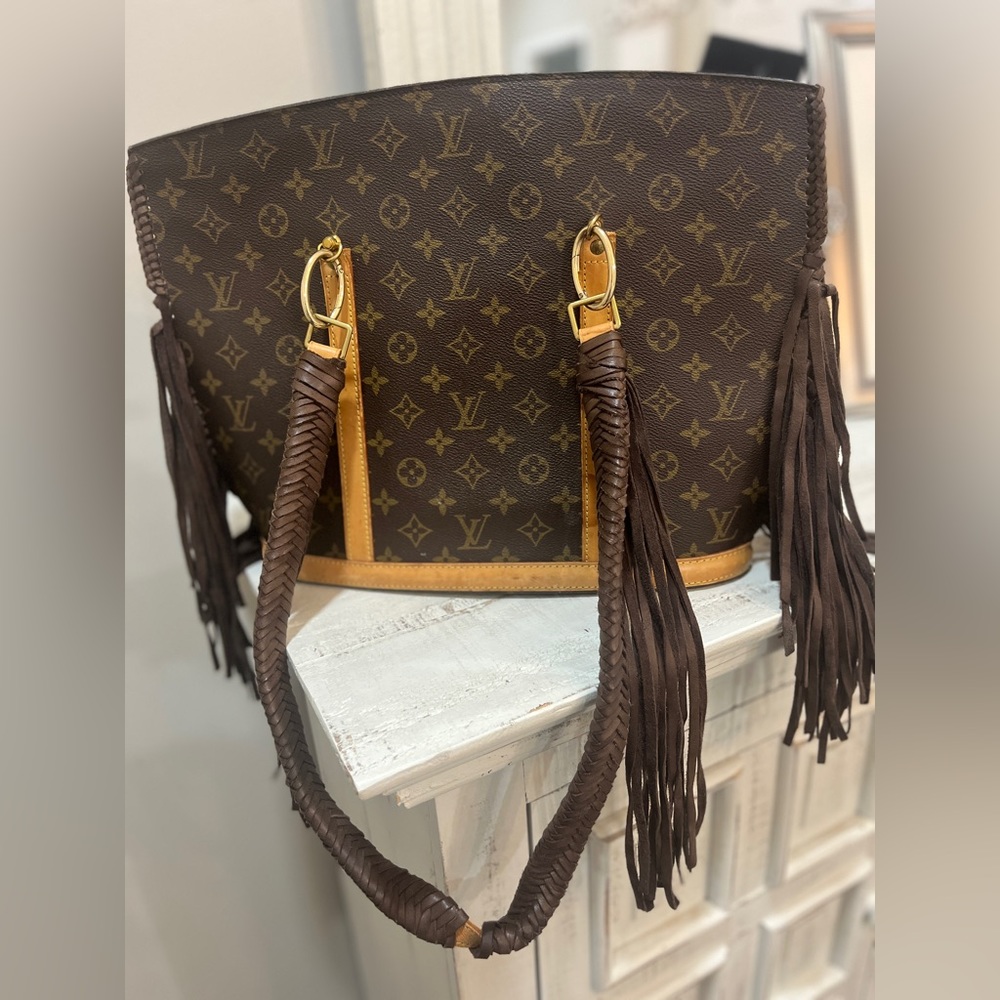 Zippered Authentic Louis Vuitton Bag!